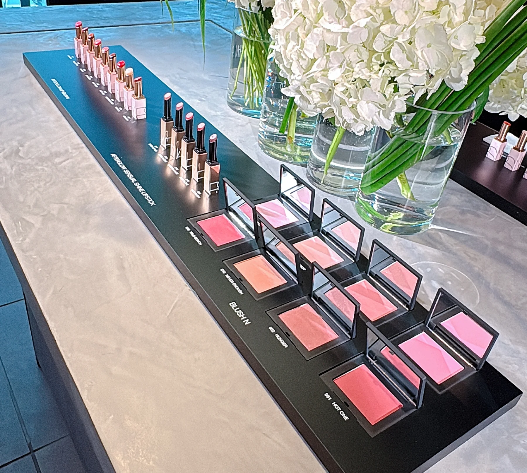 2026 新作コスメ　同じく1/16には、バレンタインムードをまとった春新色もお目見え。フローラルなインスピレーションから生まれたカラーの数々は、情熱的だったり、思わせぶりだったり……。まるで春を待ちわびる花々のように、頬や唇を美しく染め上げます。   ブラッシュ Nの新色は全８色。うち２色は限定色です。  NARS ブラッシュ N　新６色＋限定２色　各￥5390／NARS JAPAN＜１月16日（金）発売＞