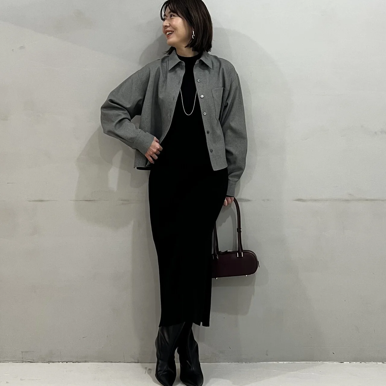 地味色ばかりの11月に、あると便利な“もう一枚”！「小柄エディター伊藤真知の「ミドフォーの今こそ、きれいな服が着てみたい！」 #17】