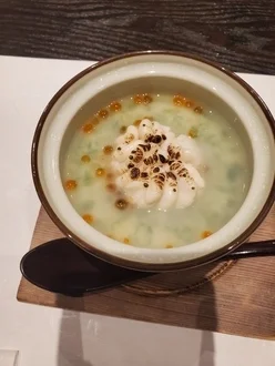 旬菜ダイニング白樺内の寿しカウンター富寿し蔵にて、日本海で水揚げされた新鮮な魚介の握り寿司。