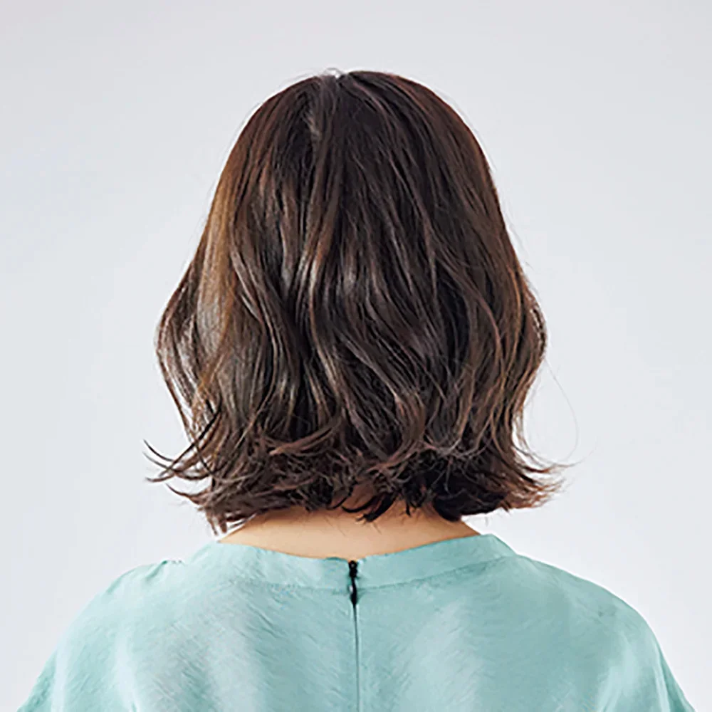 後ろから見た　40代人気ミディアムヘアスタイル８位