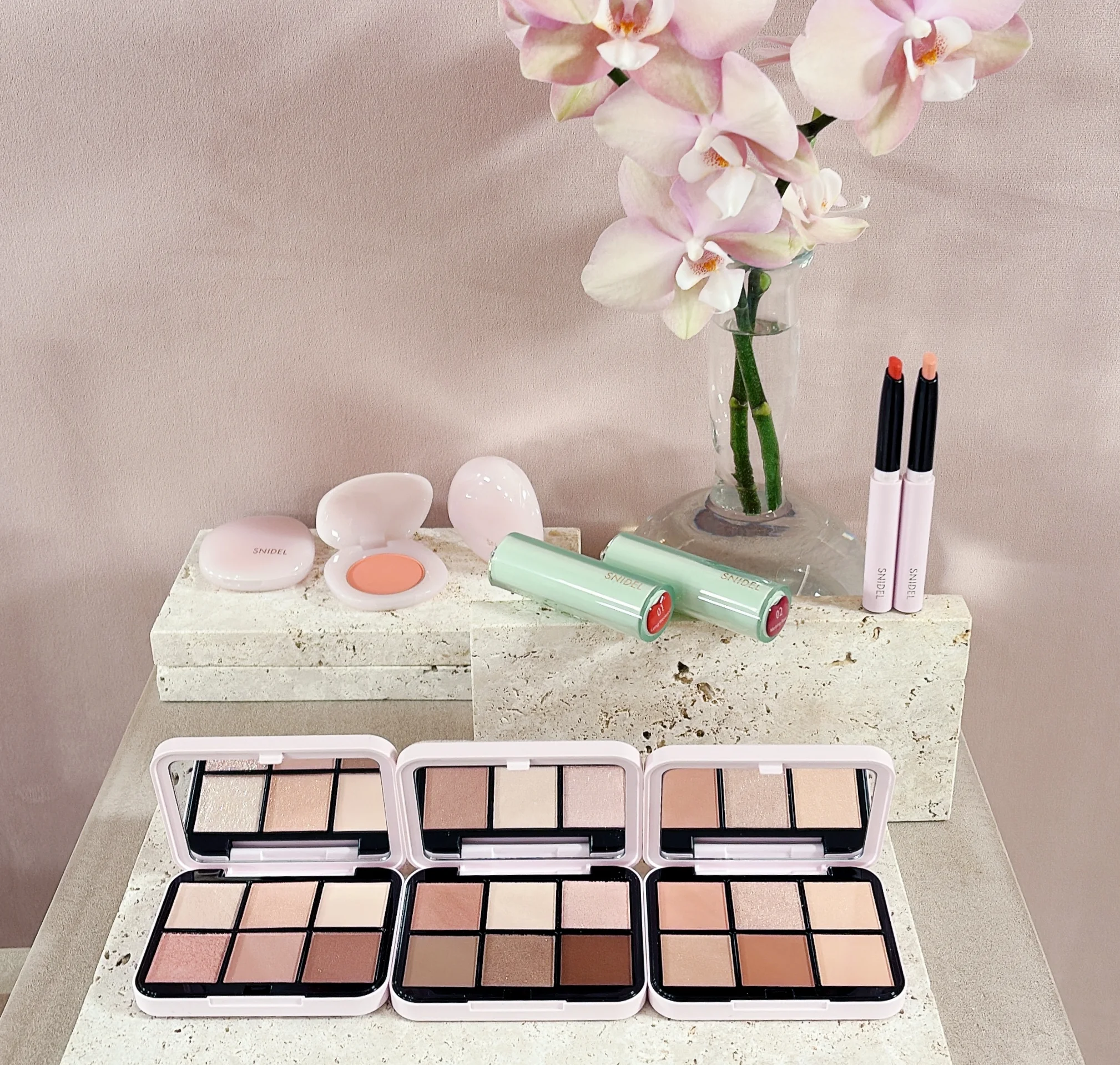 SNIDEL BEAUTY　春新色　新色は右側の２種。左端は、実は既存色の01 Coral Charm。コーラル系×ジュエリーのような輝きが圧巻で、目もとに多幸感をもたらす仕上がりに、しばしうっとり。アイデザイナー nの中でもずば抜けて人気だというのも頷けます。今回、初回限定のレザー調パッケージの復刻版を手に入れることができるので、こちらも要チェック