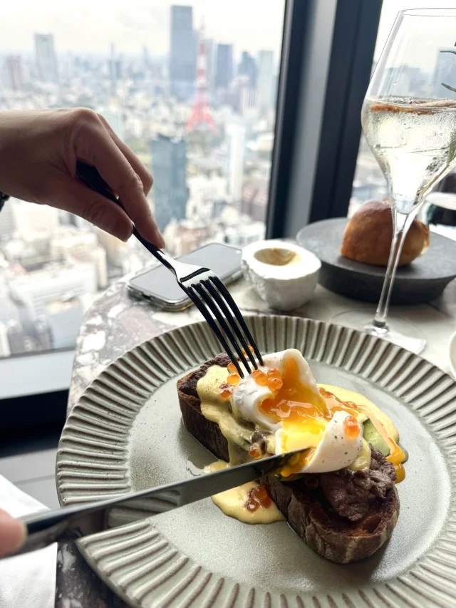 卵にナイフを入れると、トロトロが溢れ出しました