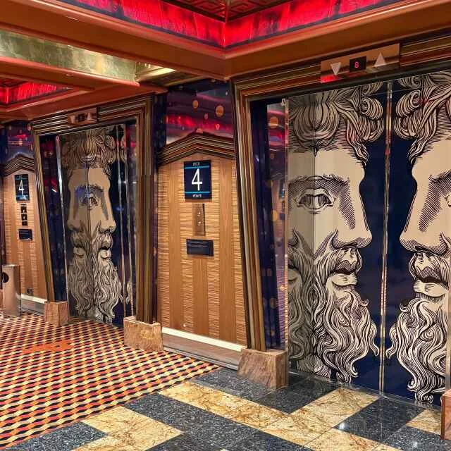 船内エレベーター