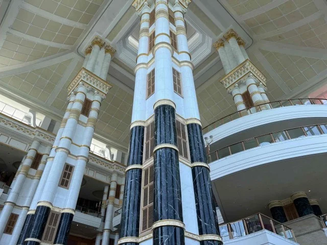 輝きを放つ柱。