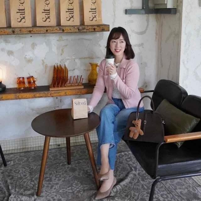 レーストップスとレイヤードを楽しむコーデ