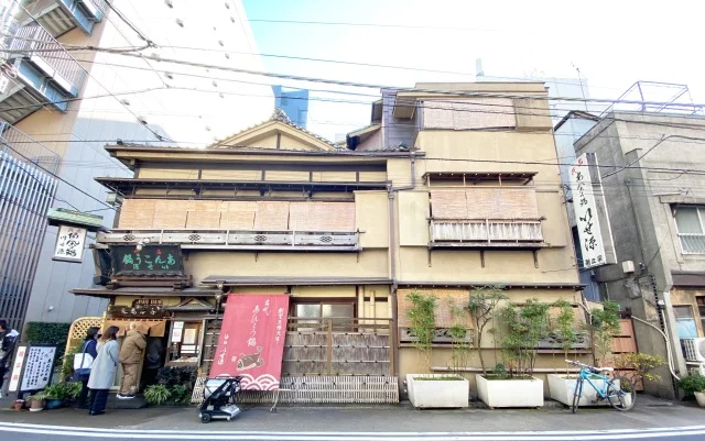 関東大震災を経て昭和5年に建て直された店舗建物。東京都選定歴史的建造物とのこと。いせ源。