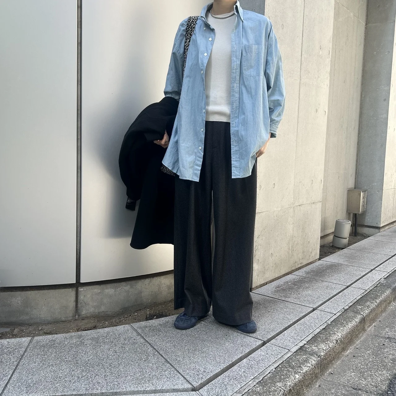 クチュール ド アダム　シャンブレーシャツ
暗めのコートとパンツとのコーデ 　コートを脱いだところ