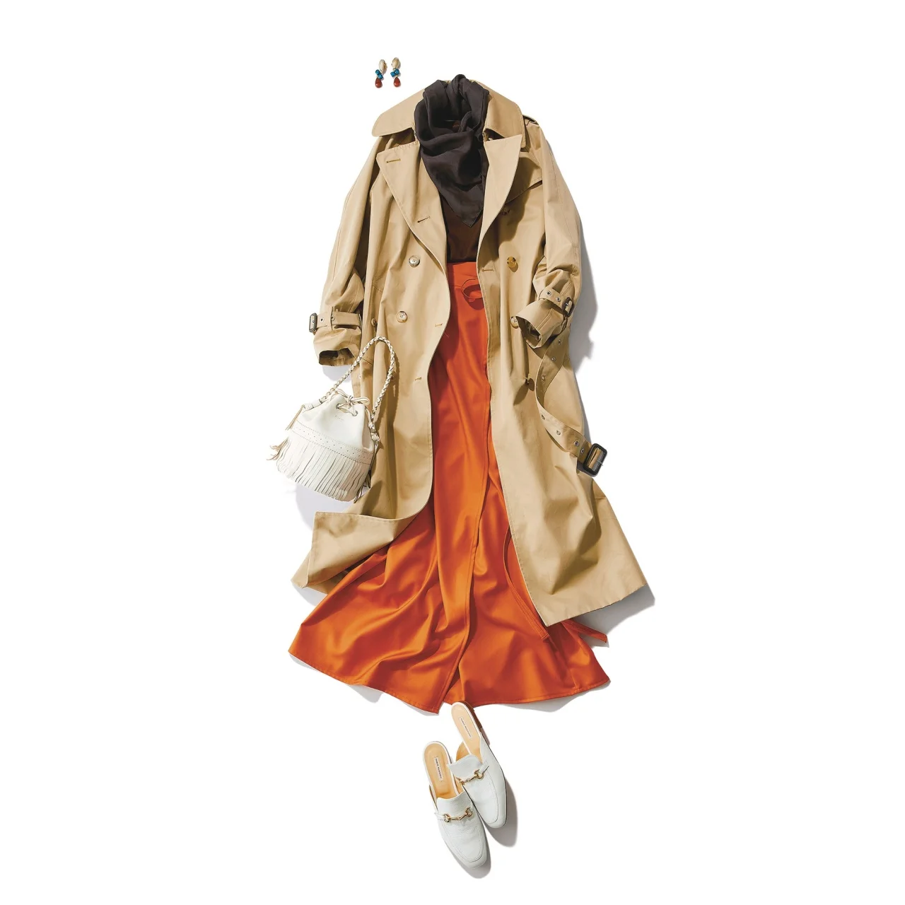 ベージュのトレンチコート×ニット＆オレンジのラップスカートのファッションコーデ