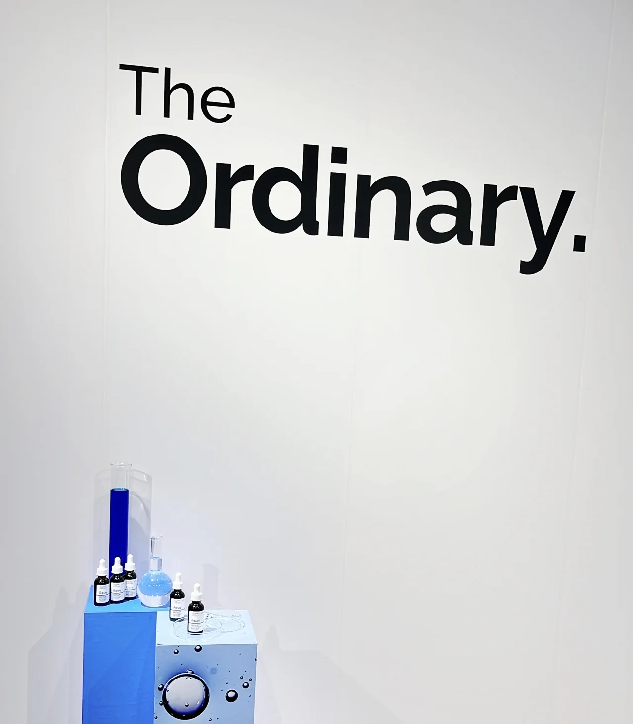 「The Ordinary（オーディナリー）」。2025年の新作発表会　ディスプレイ