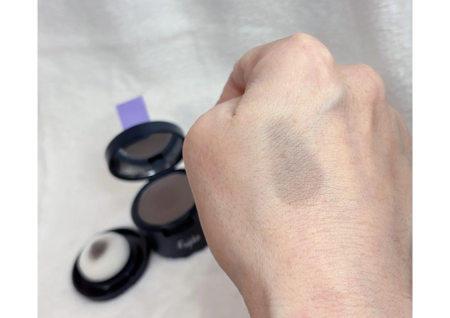 2025 冬　新作コスメ　プチプラコスメ　フジコ デコシャドウ by.F  生え際の名品 Fujiko　実際に手の甲に塗ったところ