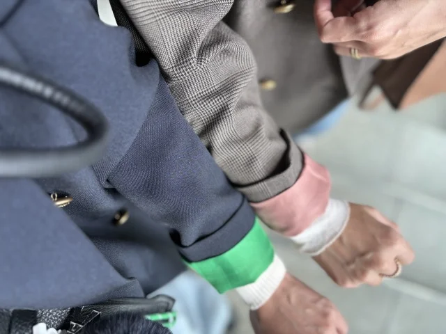 紺ジャケットでつくる大人エレガント×デニムコーデ_1_2-2