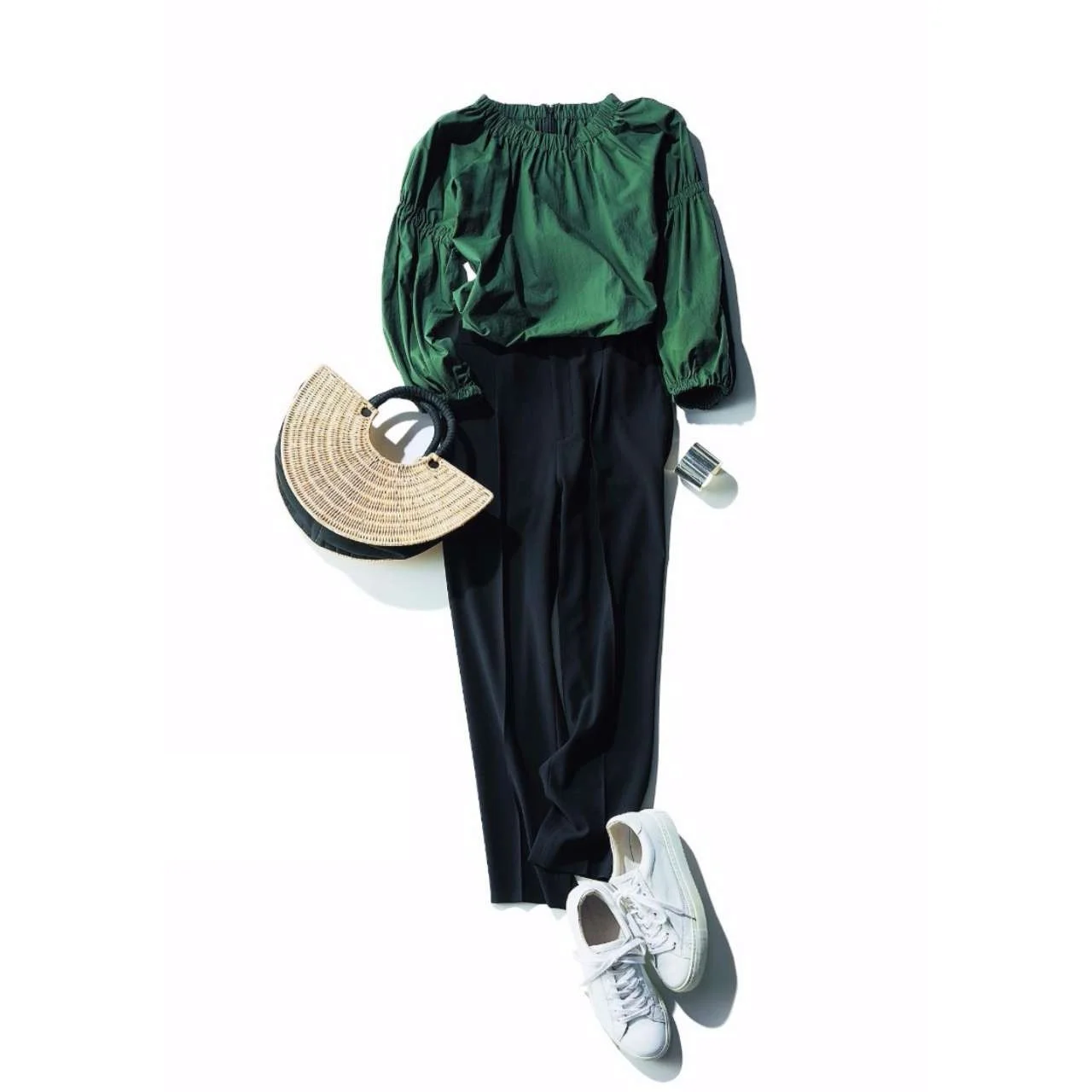 グリーンブラウス×黒パンツのファッションコーデ