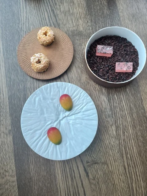 お茶菓子3種。ランチコースKAZEの最後を飾る小さなご褒美