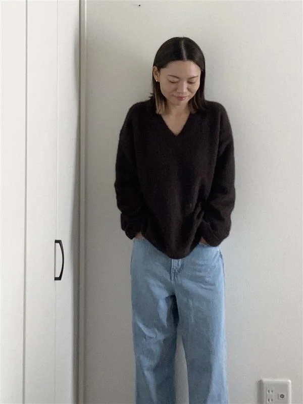 辻 直子さんコラボ フォックスカシミアVネックニットとライトブルーのデニムのコーデ