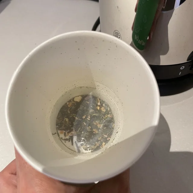 カップの中に茶葉とフィルターがセットされています