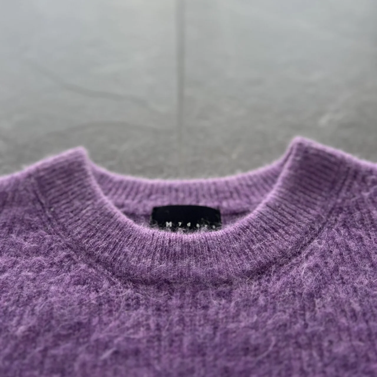 モヘア混ふわ軽コンパクトニット　ラベンダー　襟もと