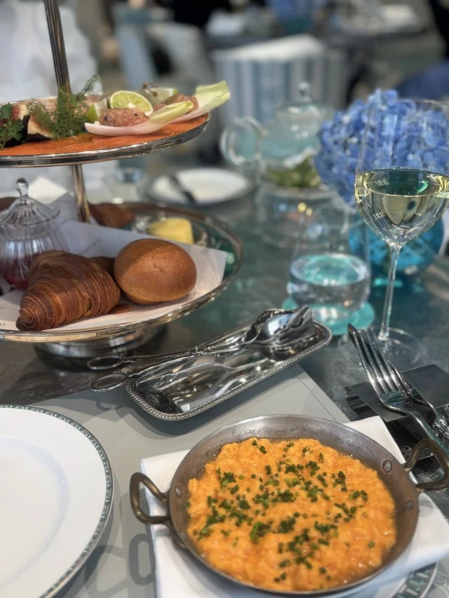 ブレックファーストのトレイが運ばれ、ワクワクしちゃいます