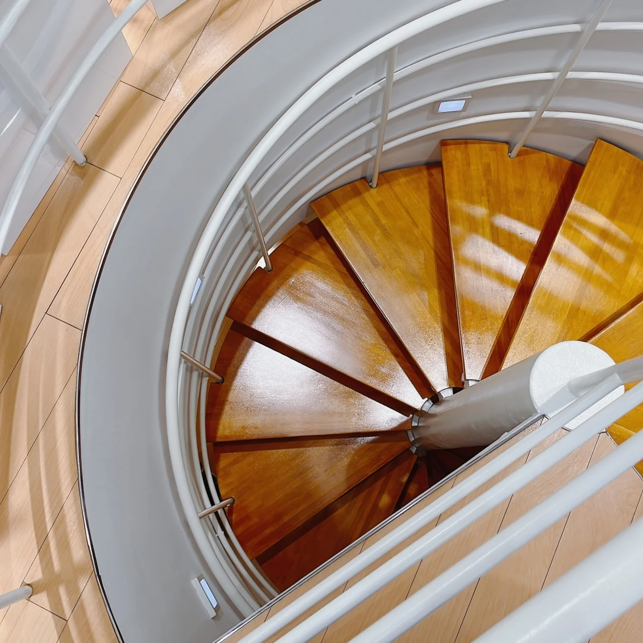 オルラーヌ ビューティー インスティテュート 銀座　店内にあるエステルームへ行く螺旋階段