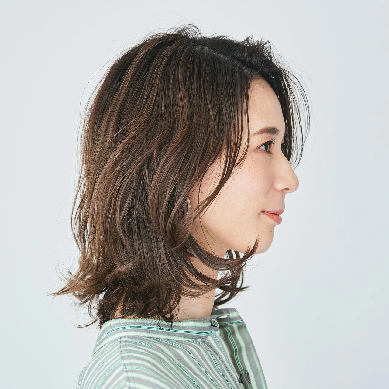 横から見た アラフォーに合う人気ミディアムヘアスタイル4位