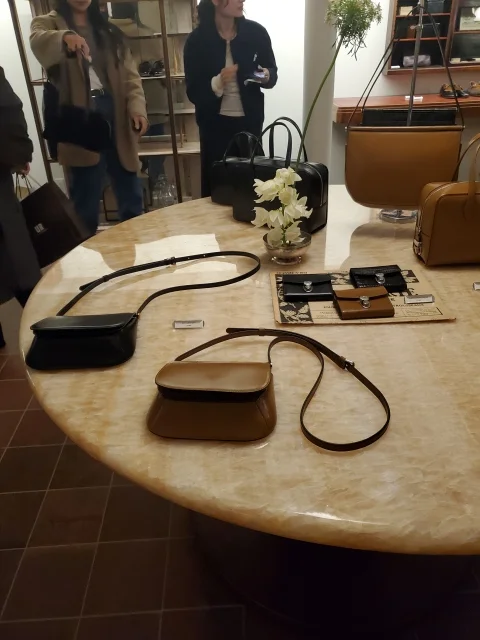 TOUT Y EST レザーバッグコレクション 店内ディスプレイ