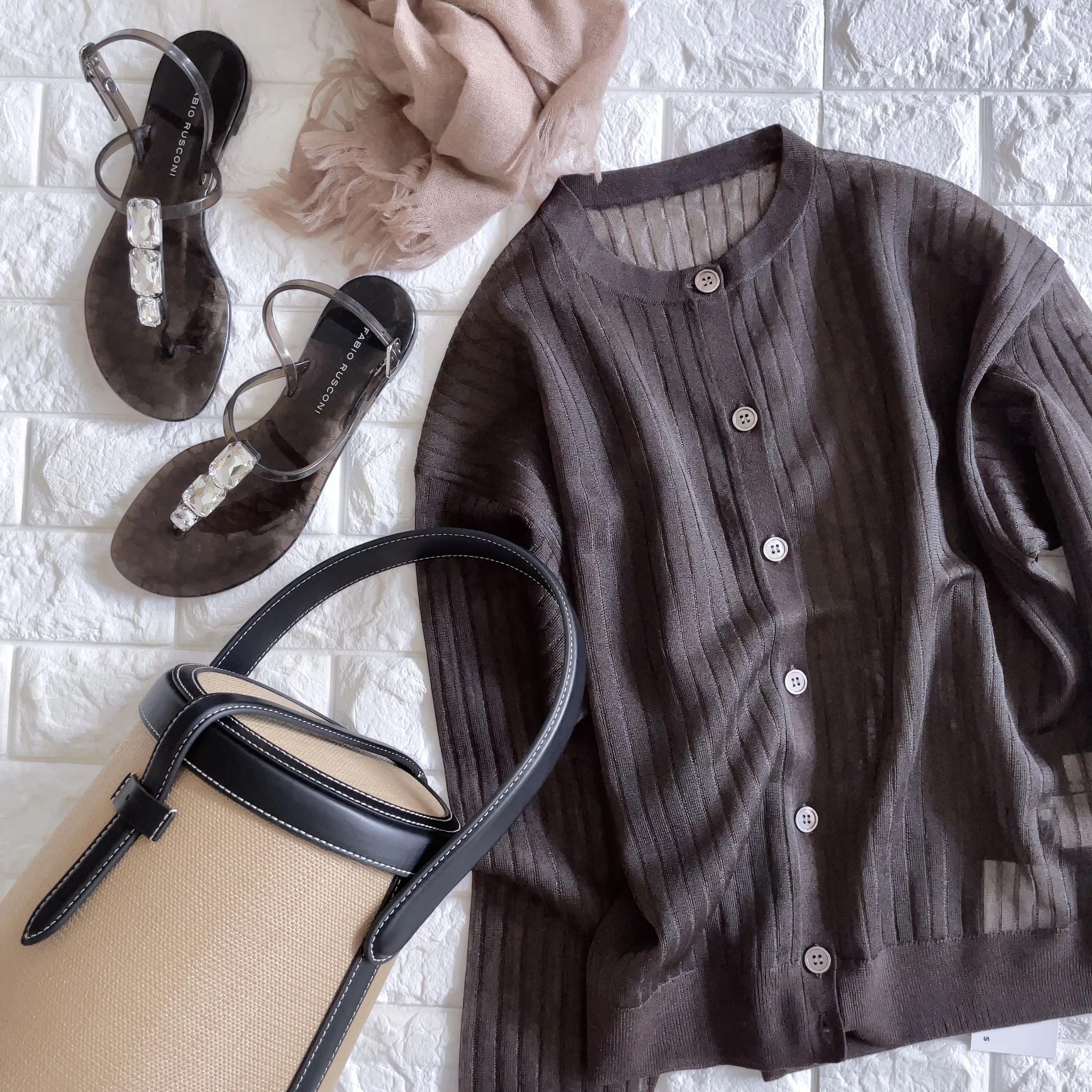 夏物買うならこの色！ 今から秋まで使えるコスパ服【Akaneの40代・コスパコーデ術#21】