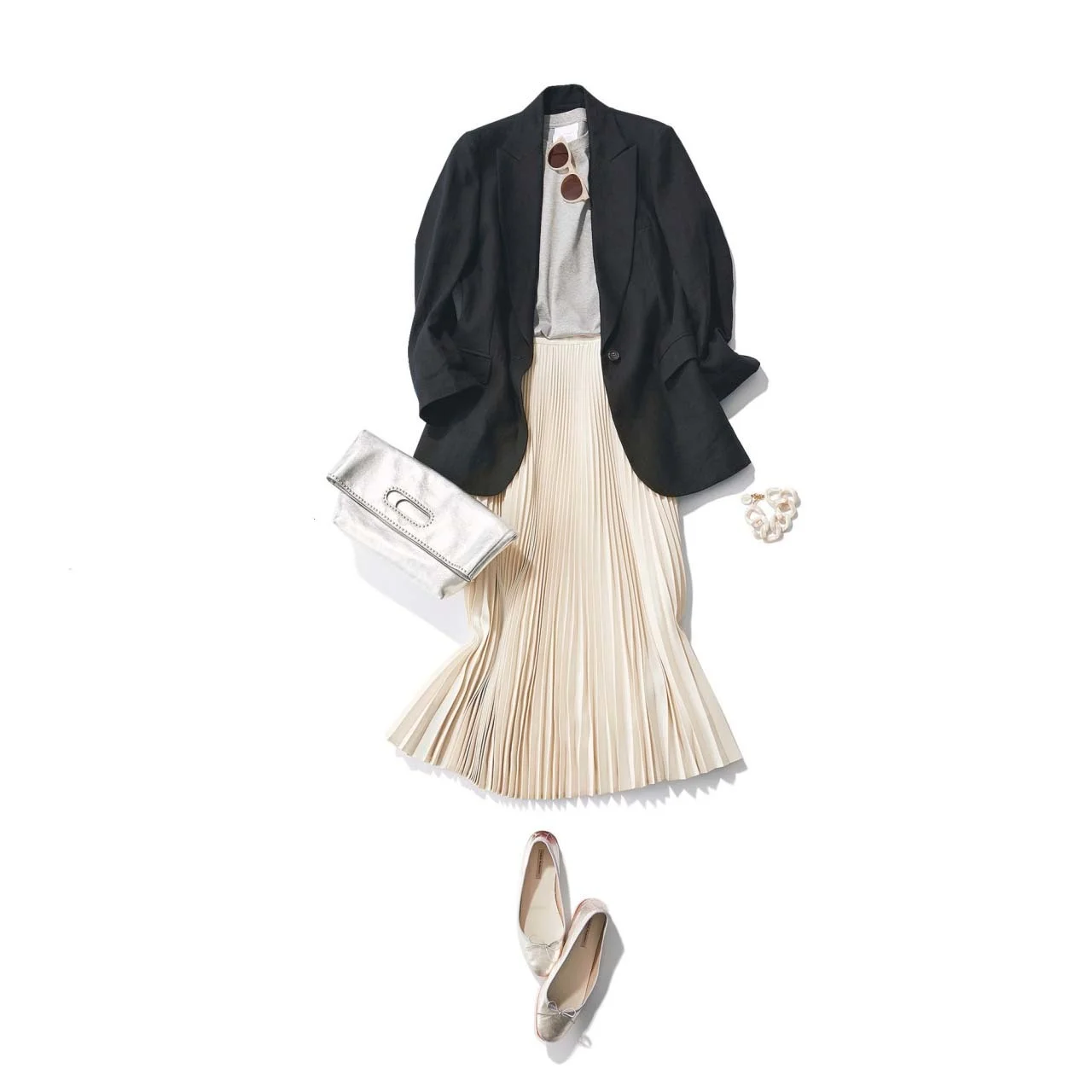 黒のテーラードジャケット×白のプリーツスカートコーデ