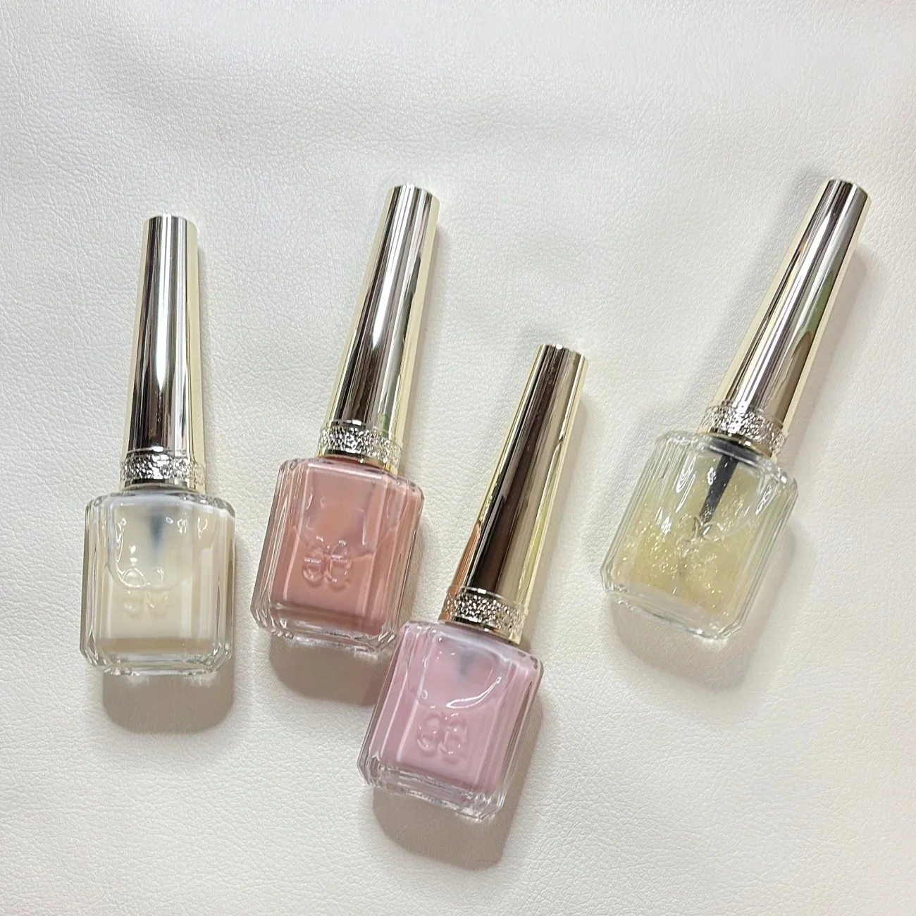 2025年下半期「Myベストコスメ」エレガンス ネイルカラー　全６色　各￥3850、同ネイル ベースコート　全２色　各￥3300、同ネイル トップコート　全３種　各￥3300／エレガンス コスメティックス　トップコート　ベースコート　ネイルカラー　03、04