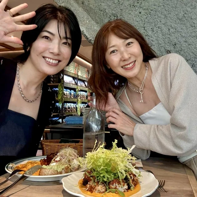 ネイビー×シルバーでつくる“大人のきらめき”冬のワントーンコーデ_1_10