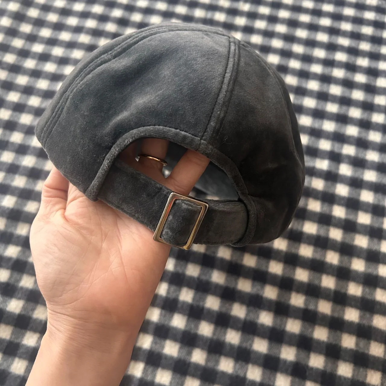 エントワフェインのグレーのキャップ　後ろから見たところ