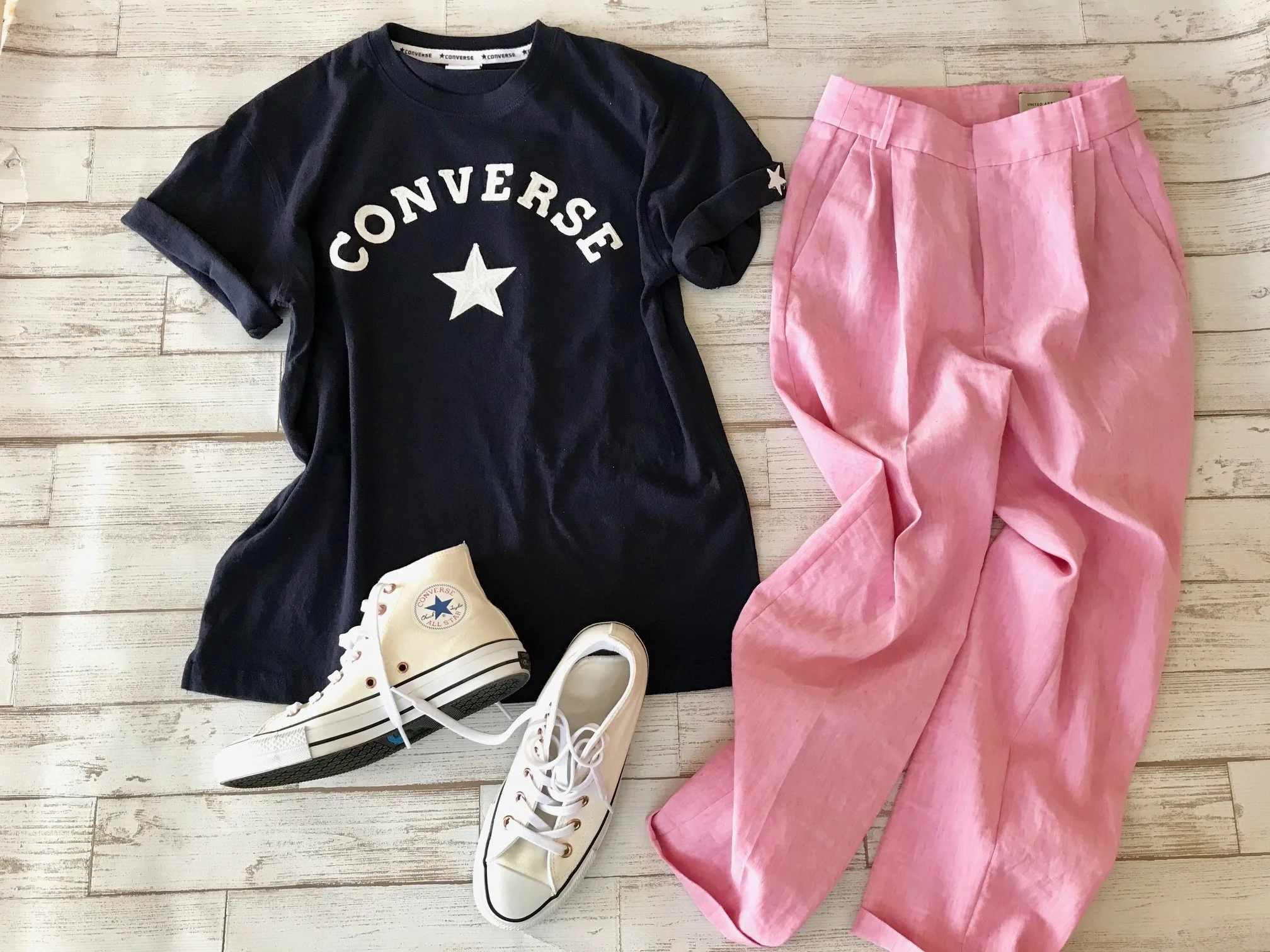 白コンバースのハイカットスニーカー×コンバースTシャツ＆麻のピンクパンツコーデ
