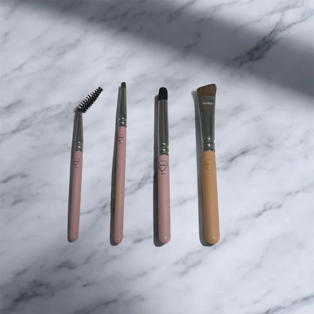 Beauty Tips：眉メイクをそっと支える、信頼できるブラシたち