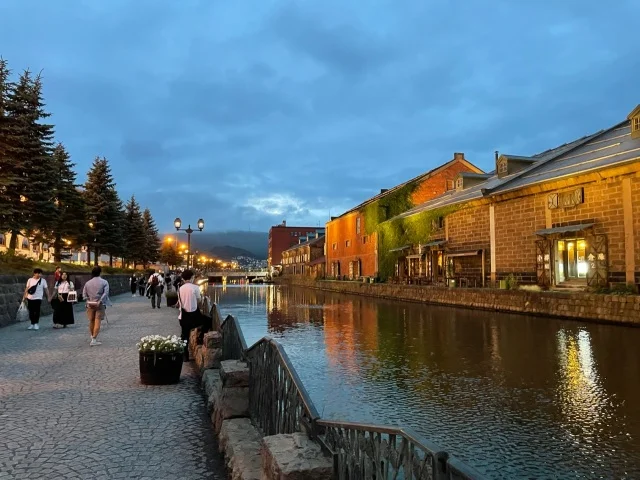 昔は倉庫だったであろう石造りの建物が建ち並ぶ、夜の運河沿いのノスタルジック雰囲気がとっても素敵でした！