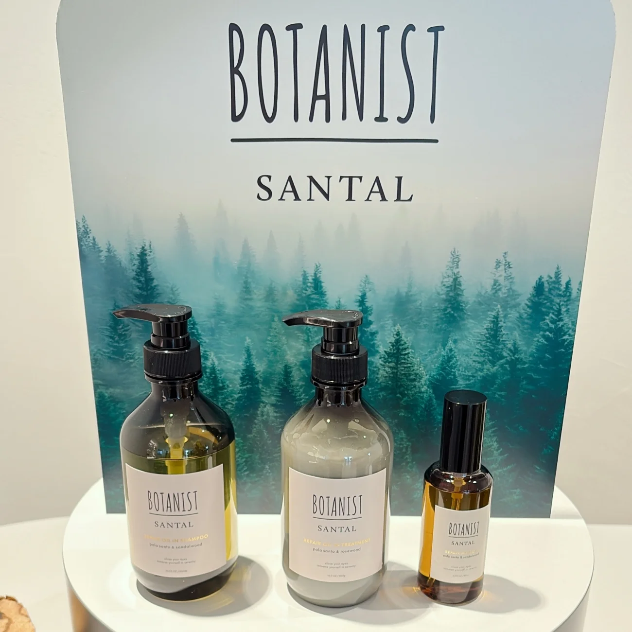 2025 新作コスメ ヘアケア プチプラコスメ ドラバラコスメ おすすめ BOTANIST SANTAL 新製品 ボタニスト 製品の展示写真