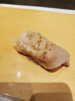 旬菜ダイニング白樺内の寿しカウンター富寿し蔵にて、日本海で水揚げされた新鮮な魚介の握り寿司。