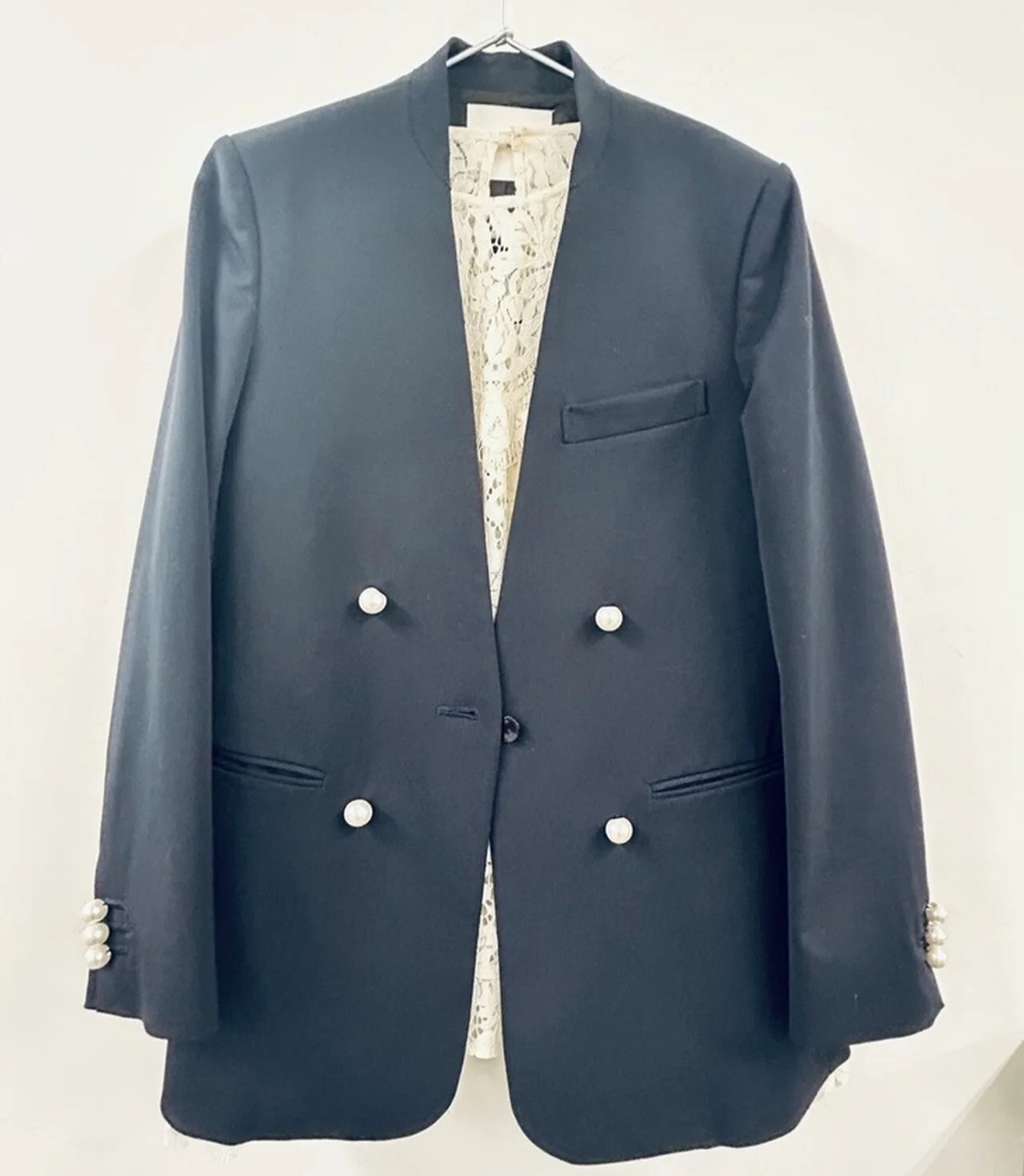 CINOHのパールボタンジャケット レースブラウスとのコーデ