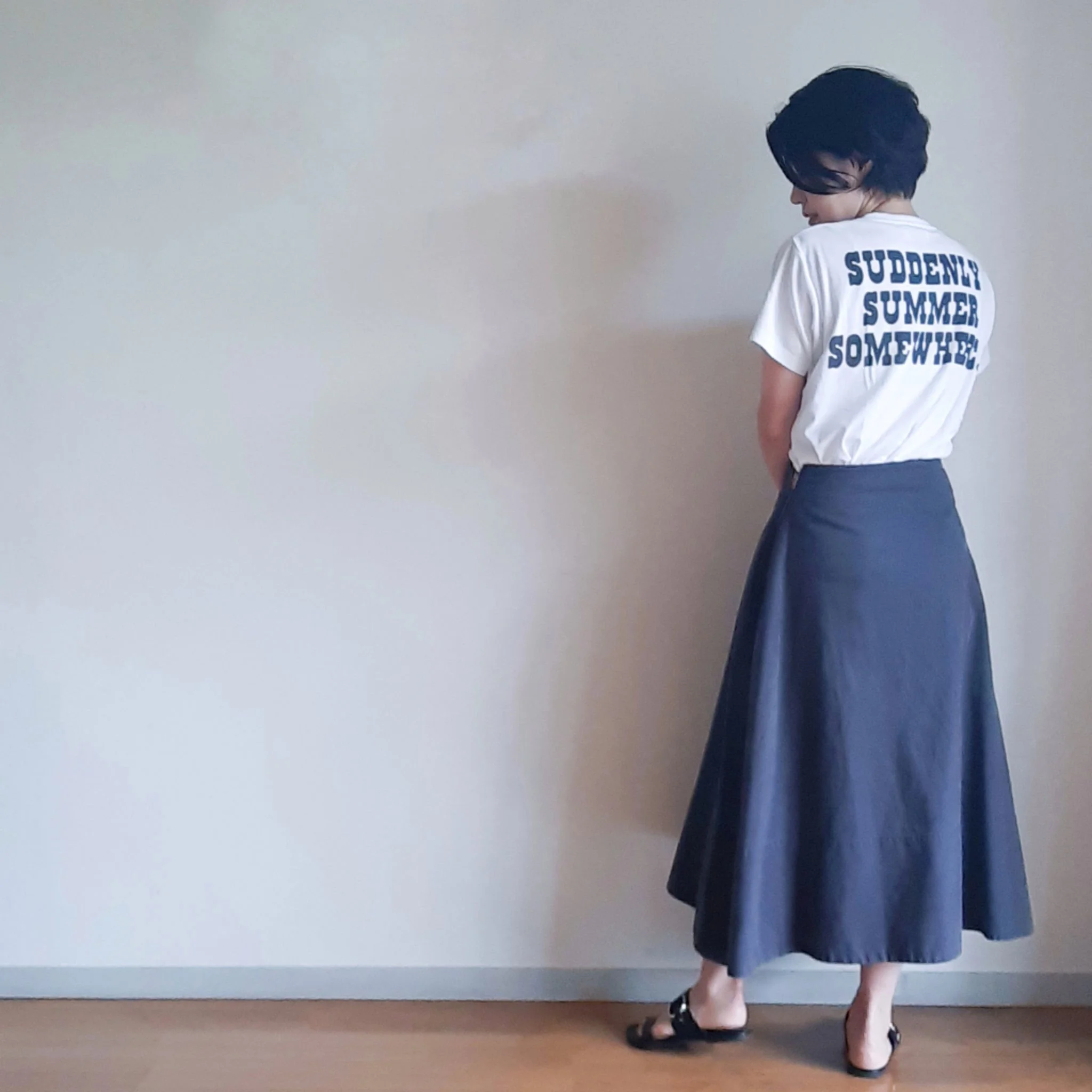 【夏の定番Tシャツコーデ】旬のロゴT 私は後ろで取り入れました。