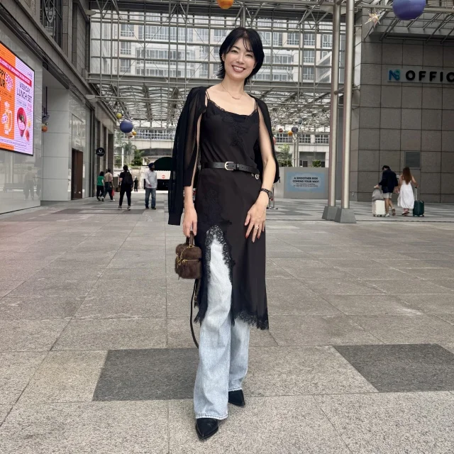 40代こそ楽しみたい“ランジェリー風ワンピ×デニム”の大人ミックスコーデ