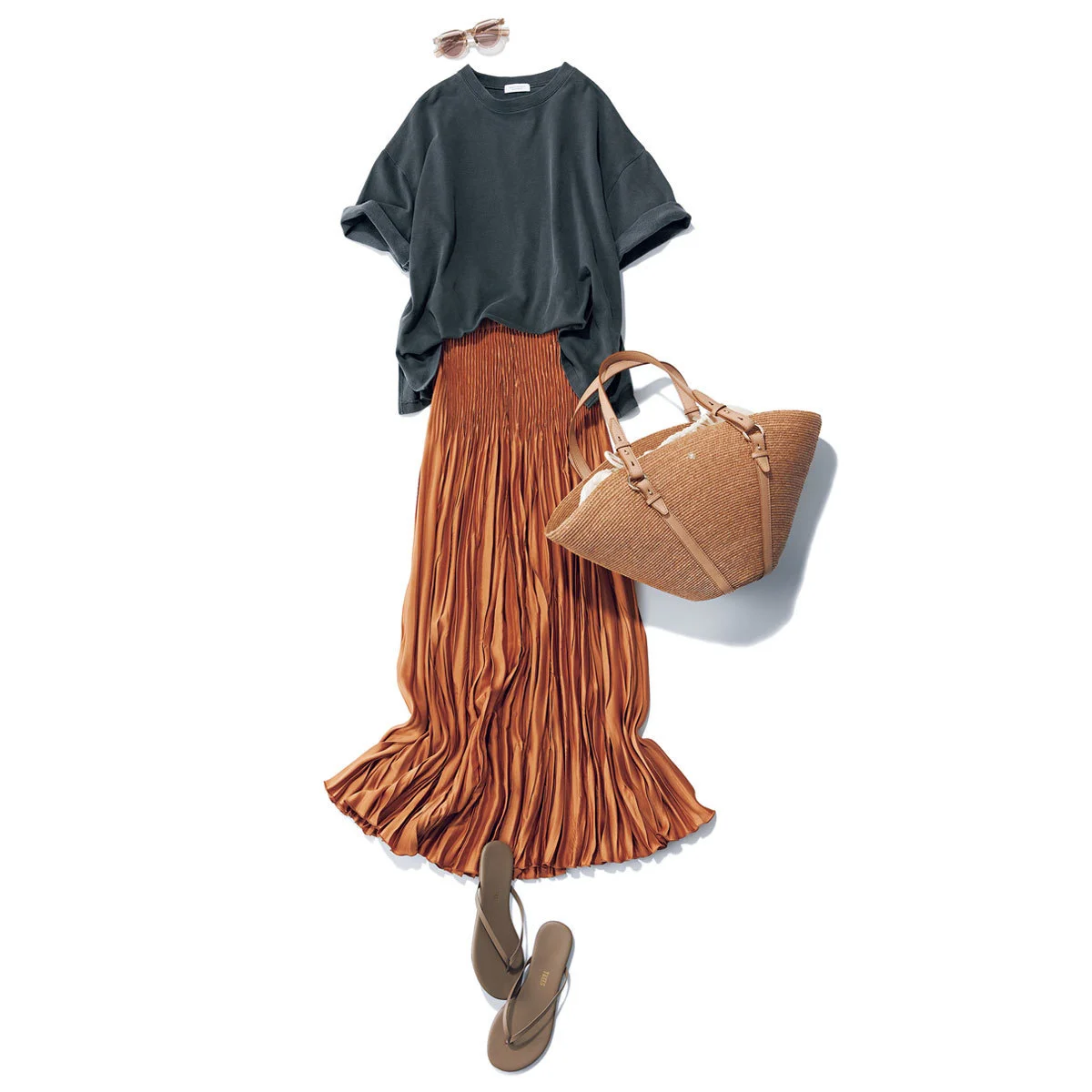 ■スミクロTシャツ　× ブラウンのプリーツスカート