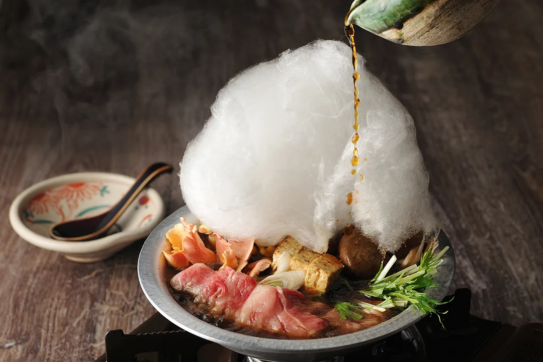 ふわふわの綿あめが印象的な「界 アルプス」の名物料理「雪鍋」