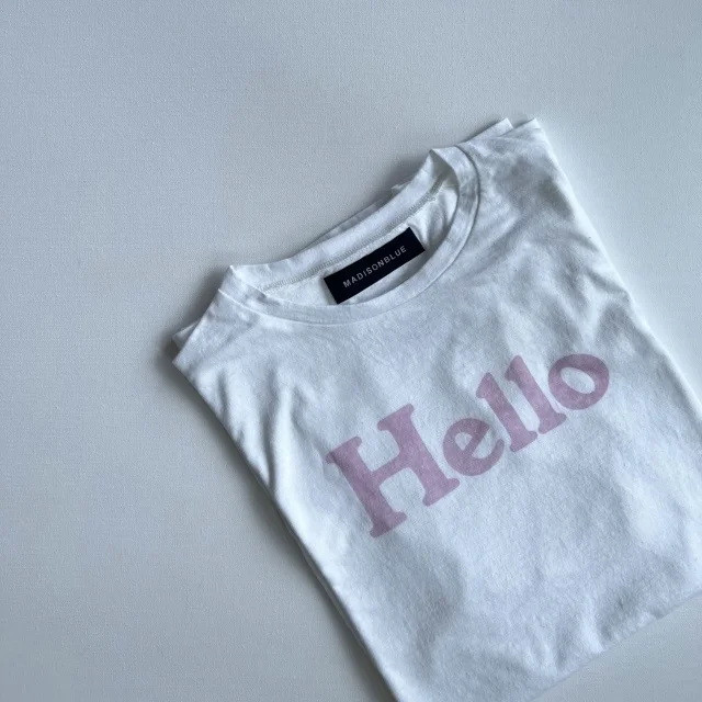 MADISONBLUEの「HELLO」 Tシャツ