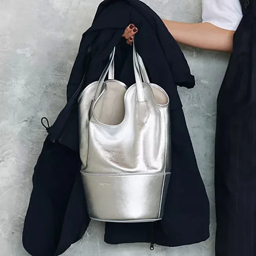 ジェイアンドエムデヴィッドソン　レイバケット　シルバーのバッグ