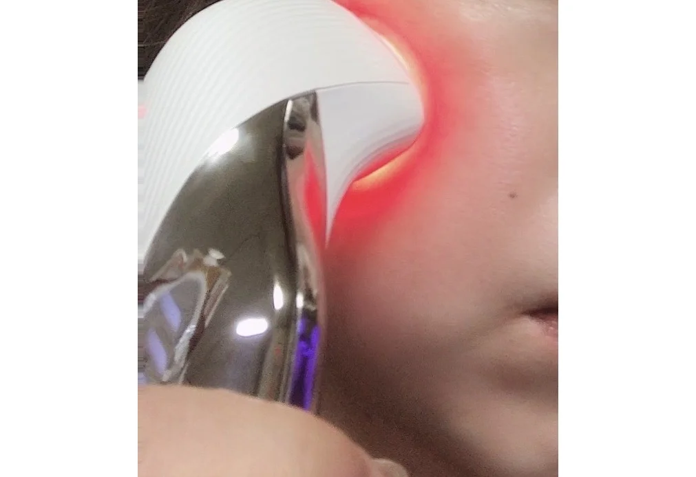 ReFaの美顔器は電極面が肌に触れるとLEDが点灯