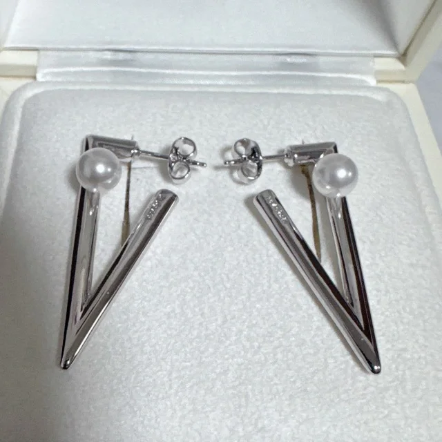 【40代ご褒美ジュエリー】ミキモト「Vコードピアス」_1_2