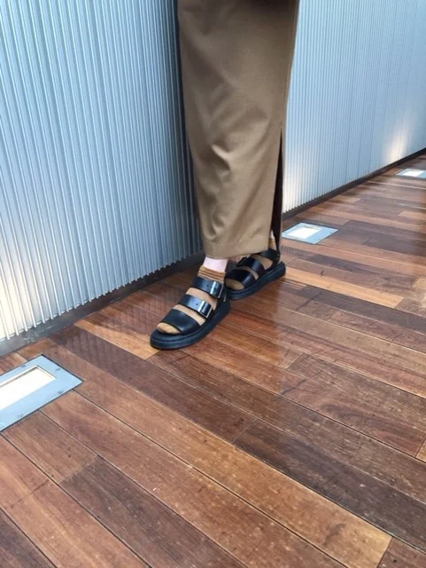 タイトスカートにDr.Martensの定番レザーサンダルを靴下合わせ☆_1_1-3