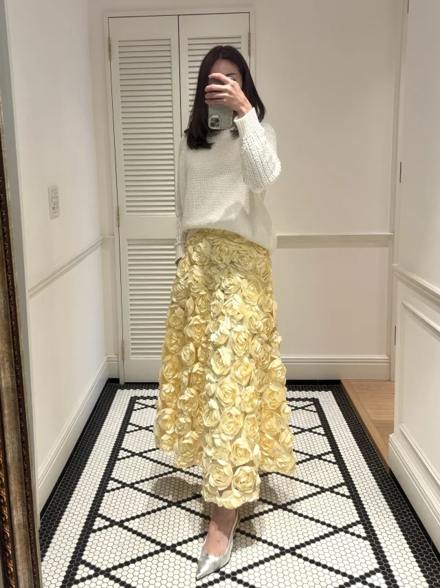 どこのか忘れたホワイト春ニットに、インポートのお気に入りフラワーのイエロースカート。