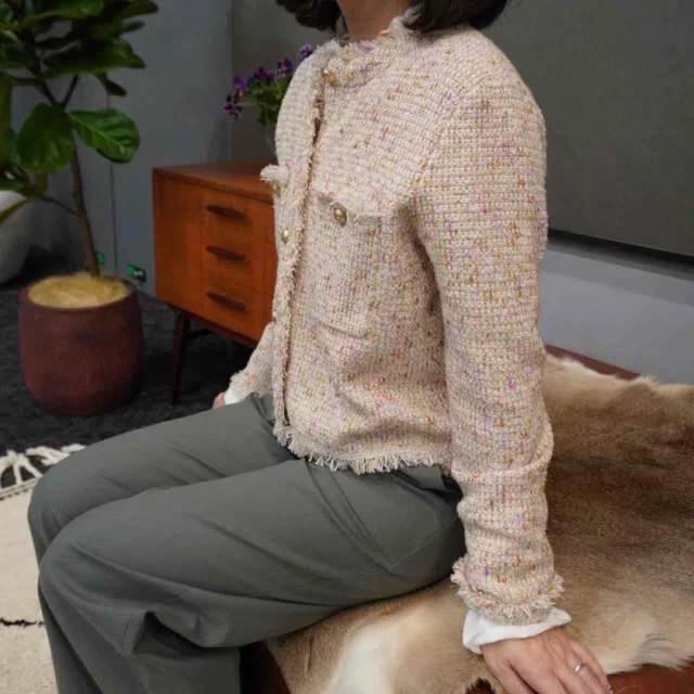 ピンクのツイードニットジャケット