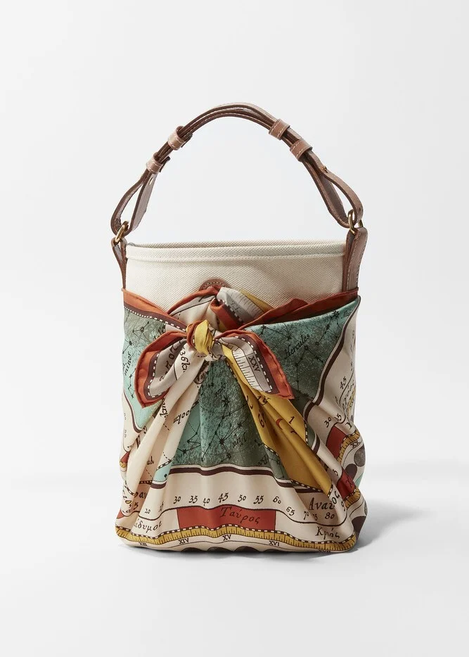 伊藤真知×manipuri
【Marisol別注】スカーフつきキャンバスバッグ
￥37,400（税込）