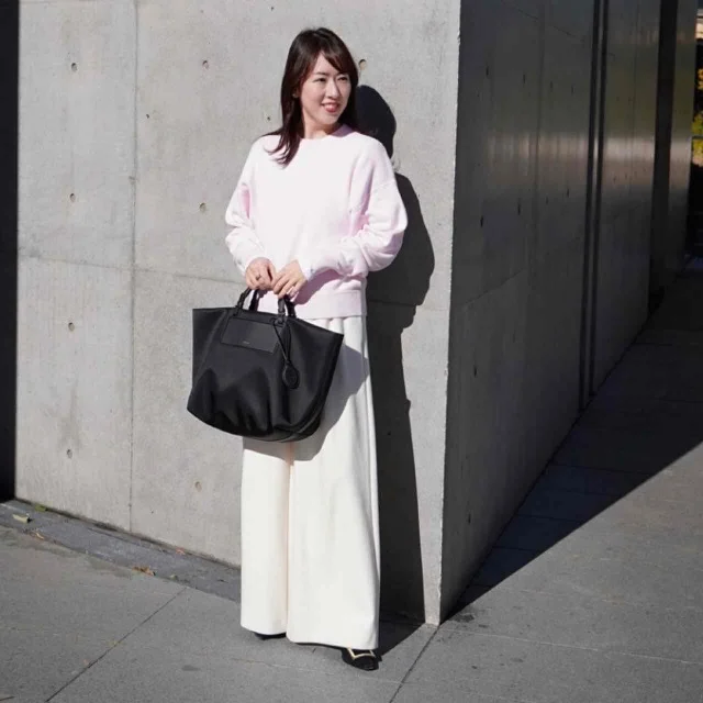 首元は敢えてアクセサリーをつけずにすっきりと。