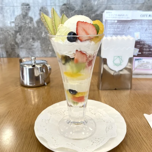 息子は季節のパフェをオーダー