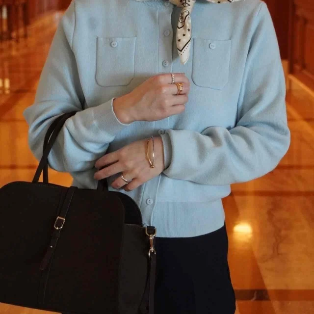 ブルーのカーディガンで春らしさをプラス。